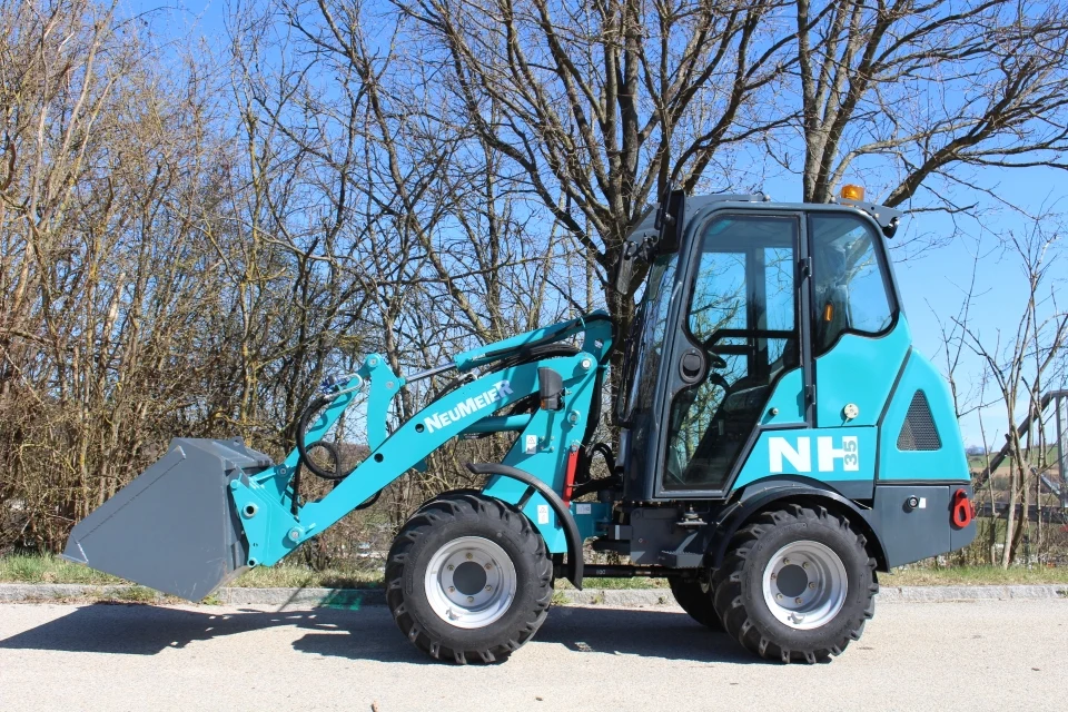 Mini Pá Carregadora NEUMEIER NH 35 Cabinado