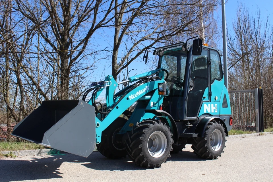 Mini Pá Carregadora NEUMEIER NH 35 Cabinado