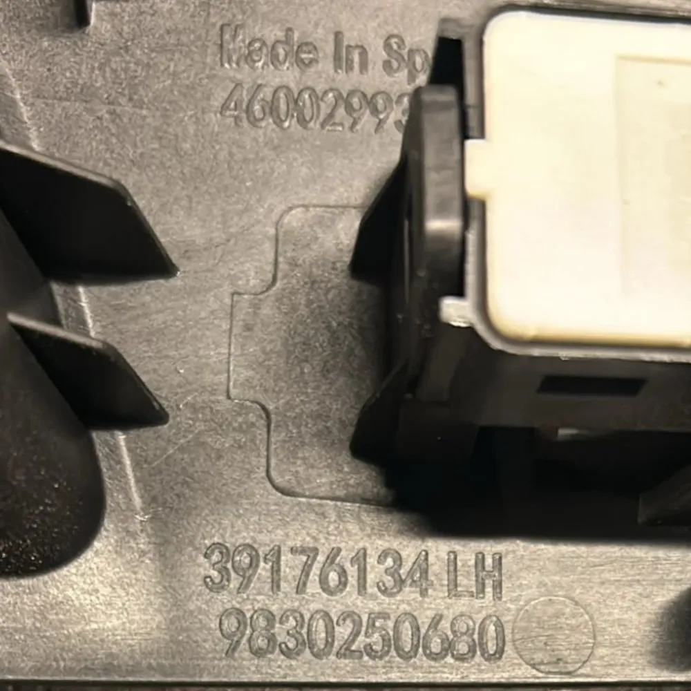 Comando do elevador traseiro esquerdo Opel Corsa F Dod: 39176134 (2019>)