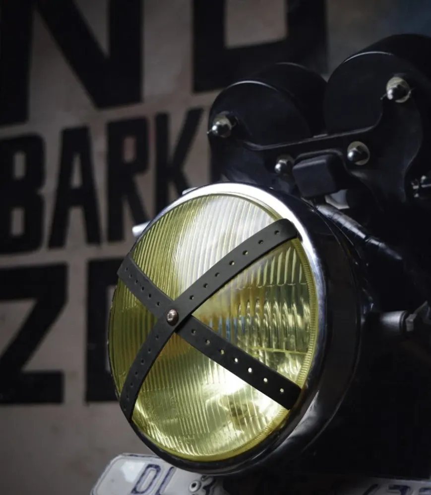 Cruz de Farol Moto Cafe Racer - Em pele preta perfurada