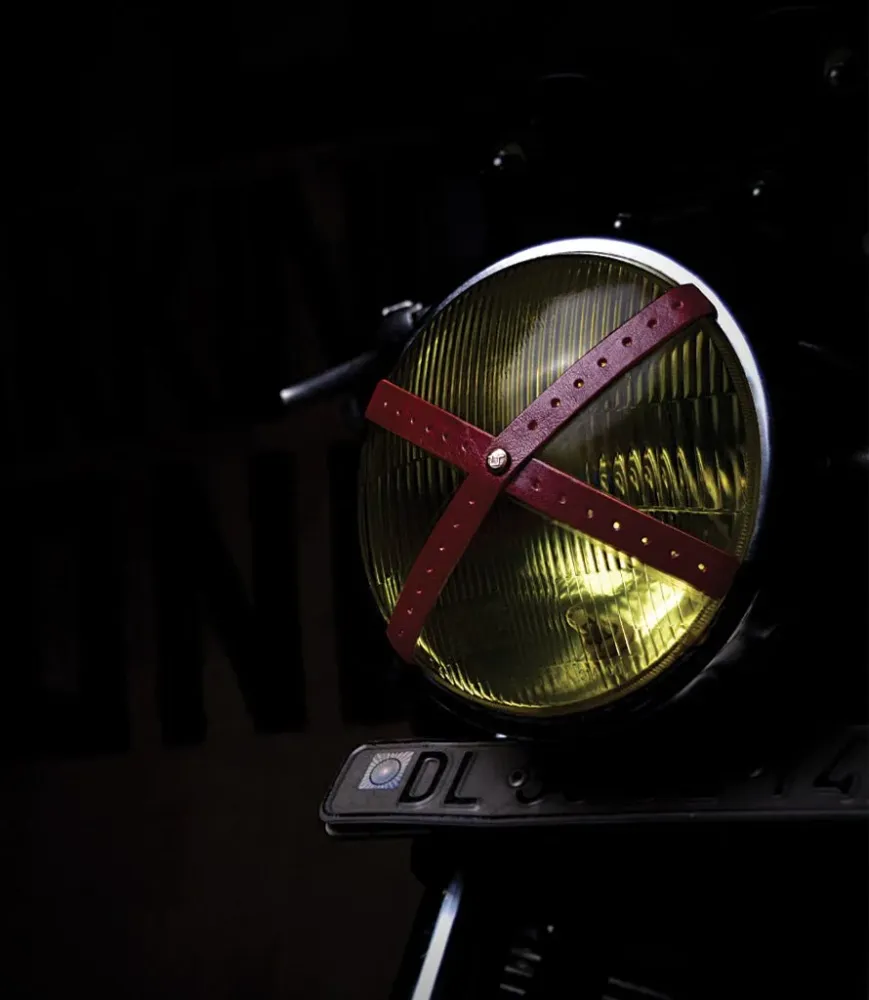 Cruz de Farol Moto Cafe Racer - Em pele vermelha