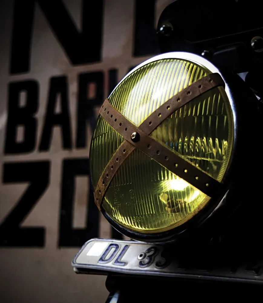 Cruz de Farol Moto Cafe Racer - Em pele Castanha