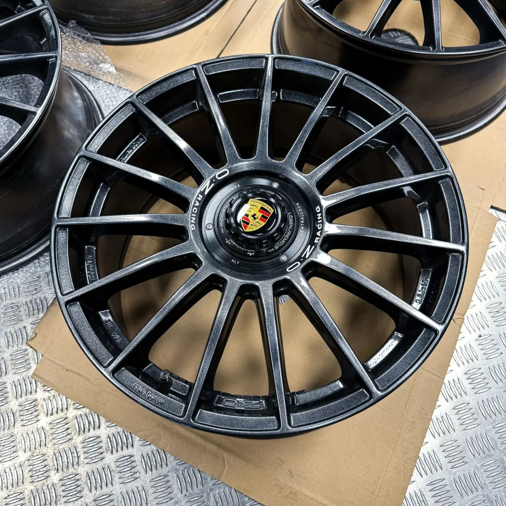 OZ Custom Superturismo Evoluzione Gloss Antracite 5x112 19″ Conjunto de Jantes