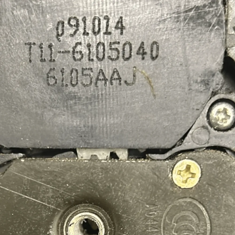 Lock da porta frontal direita DR5 COD: T11-6105040 (2007> 2013)