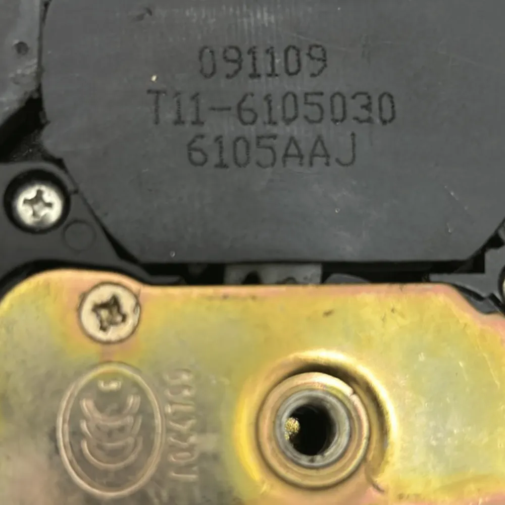 Lock da porta frontal esquerda DR5 COD: T11-6105030 (2007> 2013)