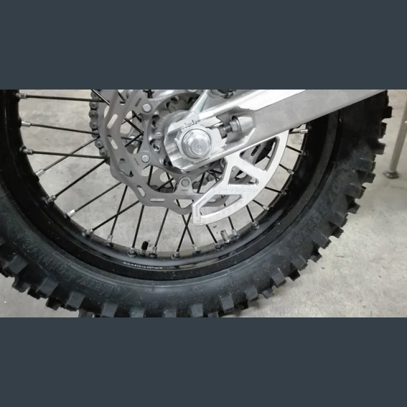 Protecção de Disco Traseiro P-TECH KTM SX/SX-F/EXC/EXC-F 04-23
