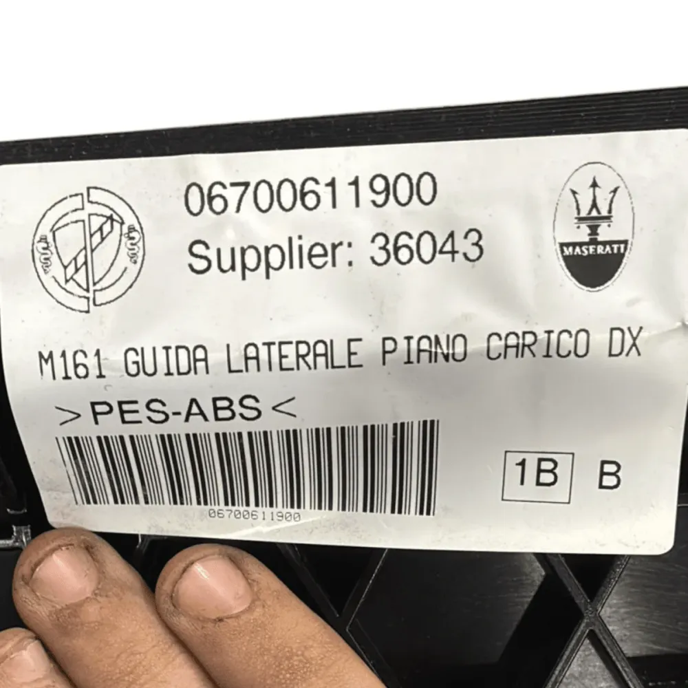 Revestimento traseiro direito maserati levante cod. 06700611900 (2016 >) guia lateral do plano de carga