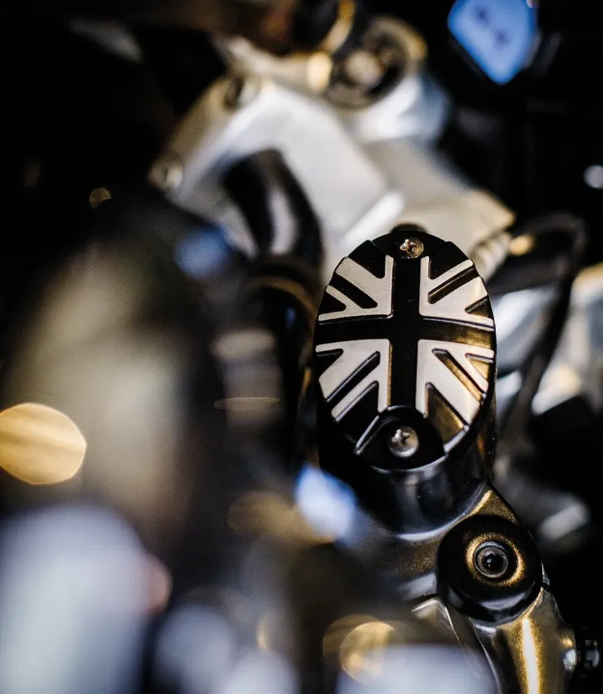 Tampa do Depósito de Óleo "Union Jack" x Royal Enfield - Cafe Twin x Trip Machine
