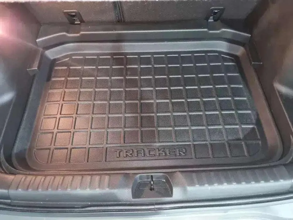 Tapetes termoformados foscos Todoparts + porta-malas turbo Chevrolet Tracker 2021 2024 com suporte de nível baixo