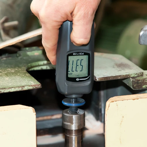 Tacómetro PCE-T 238-ICA com certificado de calibração ISO incluído.